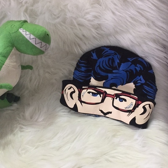 Superman Winter Hat - Picture 6 of 6